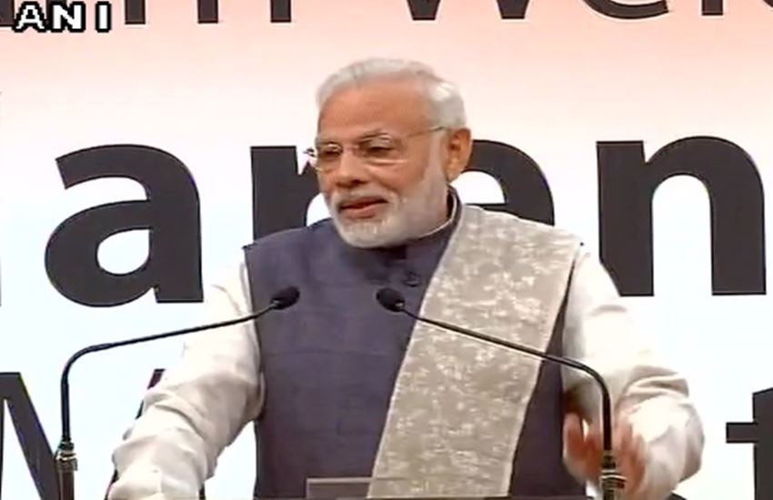 
जापान: कोबे में भारतीय लोगों के सामने बोलते प्रधानमंत्री नरेंद्र मोदी। (फोटो-ANI)