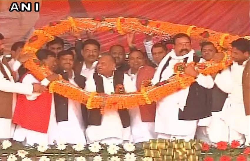 पार्टी के चुनावी अभियान का शुभारंभ करते हुए मुलायल सिंह यादव के साथ पार्टी के बाकी नेता। (Source: ANI)