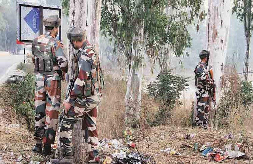 एनकाउंटर के वक्त नगरोटा में खड़े सुरक्षा जवान। (Source: PTI)