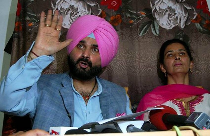 नवजोत सिंह सिद्धू और उनकी पत्नी नवजोत कौर सिद्धू। (Image Source: Indian Express)