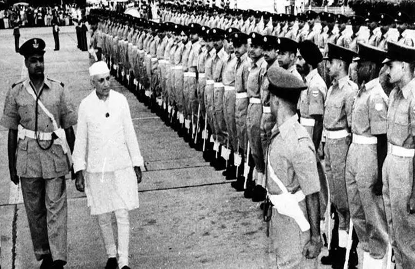 जवाहर लाल नेहरू का जन्म 14 नवंबर 1889 को इलाहाबाद में एक धनाढ्य वकील मोतीलाल नेहरू के घर हुआ था। वह मोतीलाल नेहरू के इकलौते पुत्र थे। नेहरू कश्मीरी वंश के सारस्वत ब्राह्मण थे। जवाहरलाल नेहरू ने दुनिया के कुछ बेहतरीन स्कूलों और विश्वविद्यालयों में शिक्षा प्राप्त की थी।