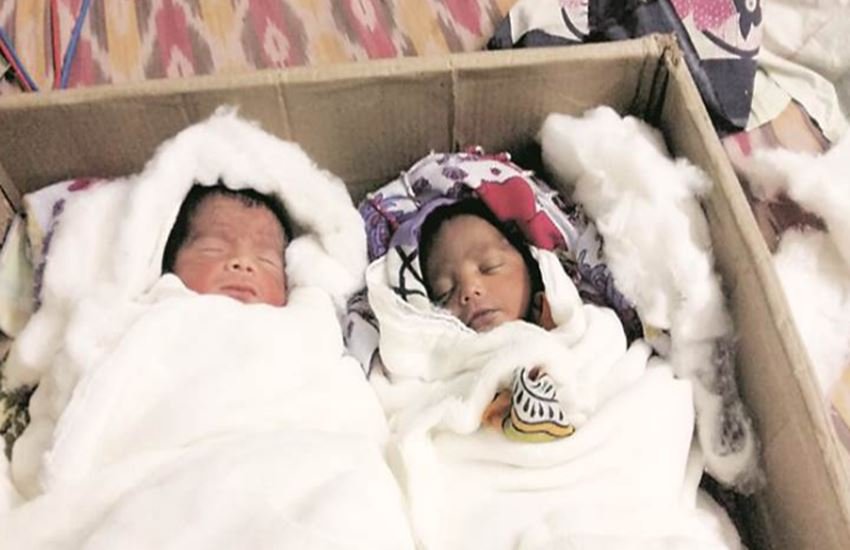 पश्चिम बंगाल के प्राइवेट नर्सिंग होम से बचाए गए दो बच्चे। Express photo. 22.11.16 पश्चिम बंगाल के प्राइवेट नर्सिंग होम से बचाए गए दो बच्चे। Express photo. 22.11.16