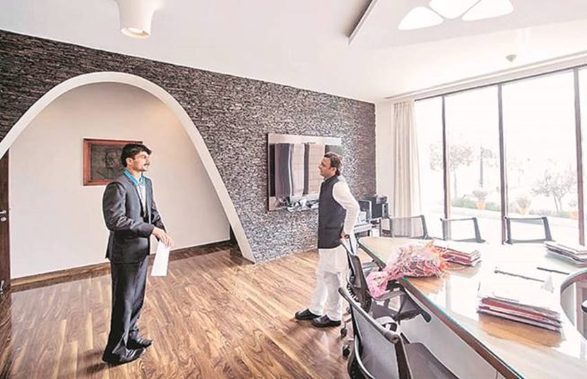 आजमगढ़ के डीएम सुहास ने मंगलवार को सीएम अखिलेश यादव से मुलाकात की। (Photo: Twitter/Akhilesh Yadav)