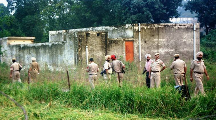 पठानकोट हमले के दौरान तलाशी लेते भारतीय सुरक्षाबल ((PTI File Photo)