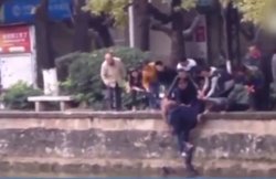 VIDEO: नदी में डूब रहे शख्स के लिए एकसाथ खड़े हुए लोग, मानव श्रृंख्ला बनाकर बचाई जिंदगी