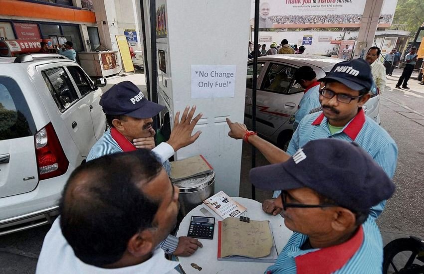 पेट्रोल पंप से भी एब 2000 रुपए निकाले जा सकते हैं। (फाइल फोटो)