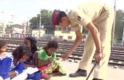 बिहार: कूड़ा बीनने वाले बच्चों के लिए ‘टीचर’ बना ये पुलिसवाला, रेलवे स्टेशन पर लगाता है क्लास