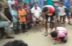 लड़की से छेड़खानी युवक को पड़ी भारी, गांववालों ने हाथ बांधकर मुंह से उठवाई चप्पल