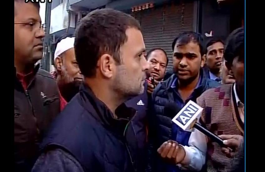 दिल्ली के इंद्रलोक इलाके में स्थित एटीएम पर लोगों से मिलते राहुल गांधी। (Photo: ANI)