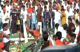 यूपी के सीएम अखिलेश यादव की विकास रथ यात्रा के पहले भिड़े समाजवादी पार्टी कार्यकर्ता (एएनआई ट्वीट)