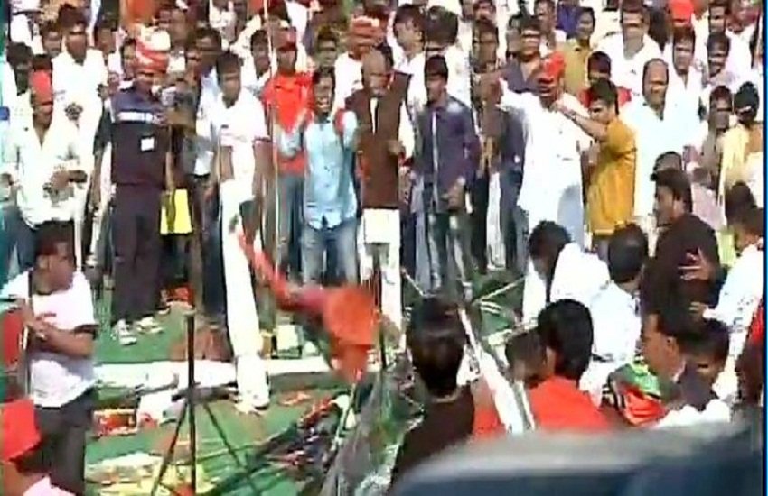 यूपी के सीएम अखिलेश यादव की विकास रथ यात्रा के पहले भिड़े समाजवादी पार्टी कार्यकर्ता (एएनआई ट्वीट)