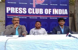 प्रेस क्लब ऑफ इंडिया में प्रेस वार्ता करते पत्रकार सत्येंद्र मुरली (सबसे दाएं) (तस्वीर- सत्येंद्र मुरली का फेसबुक)