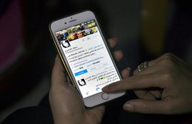 सऊदी अरब में ट्विटर का प्रयोग करती एक महिला एक्टिविस्ट की फाइल फोटो। (तस्वीर-एपी)