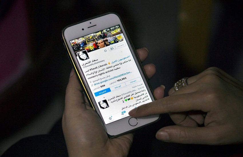 सऊदी अरब में ट्विटर का प्रयोग करती एक महिला एक्टिविस्ट की फाइल फोटो। (तस्वीर-एपी)