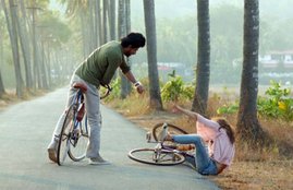 Dear Zindagi Shooting Pics, Dear Zindagi Shooting Photos, Shahrukh Khan Cycling, Shahrukh Khan Dear Zindagi, Alia Bhatt Dear Zindagi, Dear Zindagi Behind the Scenes, Shahrukh Khan and Alia Bhatt, Shah Rukh Khan Upcoming Movie, Alia Bhatt Upcoming Movie, Dear Zindagi Movie Story, Dear Zindagi Cycle Accident, Bollywood News in Hindi, Entertainment News in Hiindi