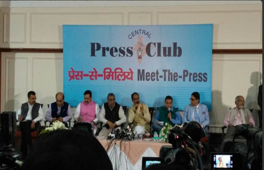 प्रेस मीट के दौरान शिवराज सिंह चौहान 