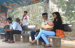 वीडियो: जानिए क्यों यह शख्स सिगरेट का धुआं बच्चे के मुंह पर छोड़ रहा है