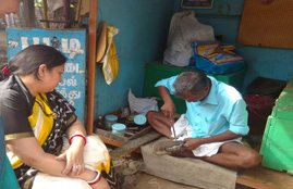 Smriti Irani, Vanathi Srinivasan, tamil nadu, Smriti Irani photo viral, slipper, Perur, Isha Foundation