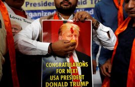 चार नवंबर को इंडिया गेट पर ट्रंप को जीत की बधाई देते हिंदू सेना के कार्यकर्ता। (Photo-REUTERS/Adnan Abidi)