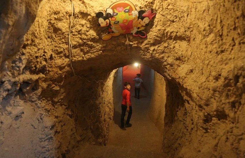 सीरिया में तहखाने में बने एक प्लेग्राउंड में घूमता एक बच्चा। (Source:UNICEF/UN041513/Alshami)