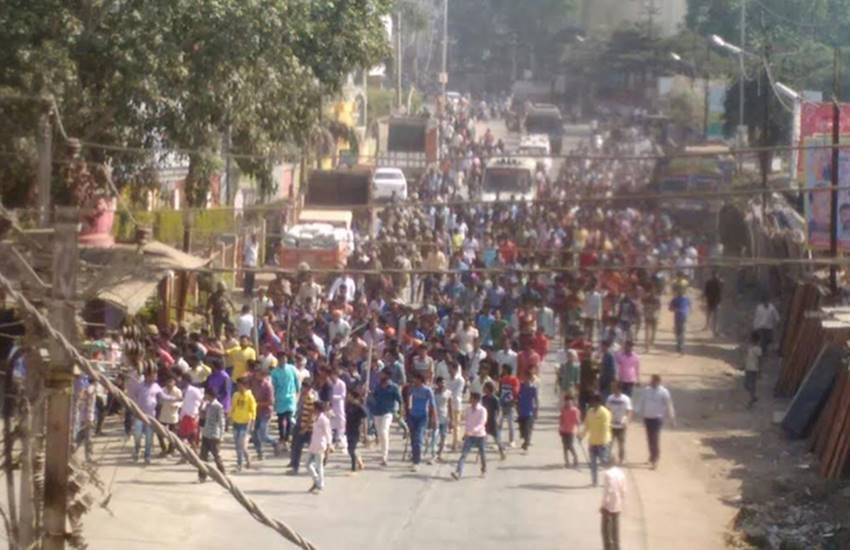 बजरंग दल के नेता की हत्या के बाद गुस्साई भीड़। (फोटो सौजन्य: राजेश चौरसिया) बजरंग दल के नेता की हत्या के बाद गुस्साई भीड़। (फोटो सौजन्य: राजेश चौरसिया)