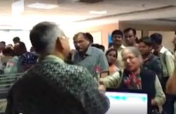 VIDEO: नोटबंदी के बाद दिन-रात काम रहे बैंककर्मियों का शुक्रिया अदा करने के लिए महिला ने निकाला अनोखे तरीका
