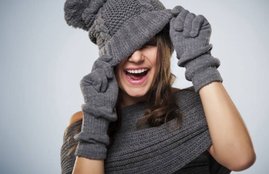 woman, women, cold, cold hand, cold feet, woman's hand, woman's feet, cold hand, woman cold hand, woman hand in winters, man hand in winter, health, health news
