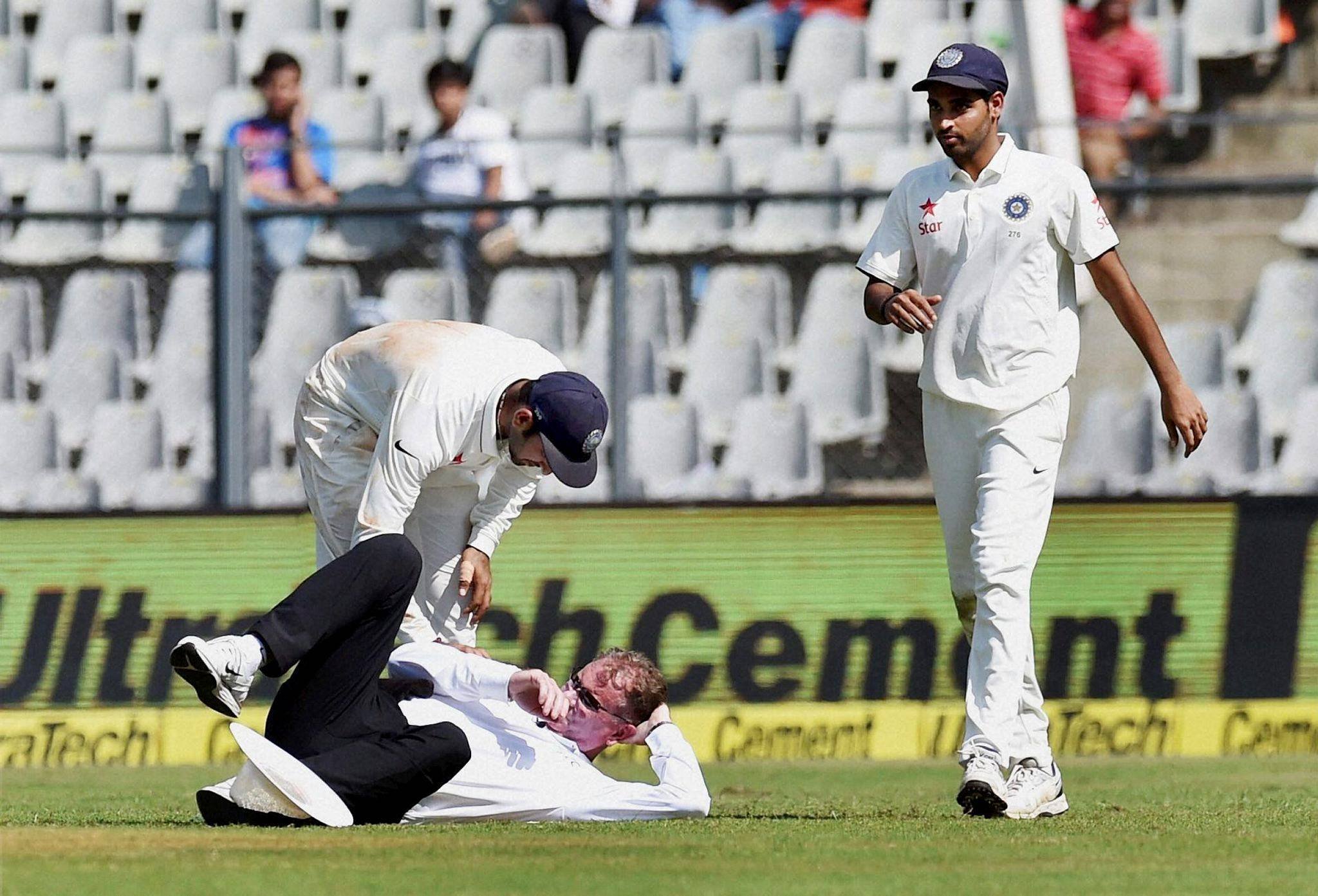 Mumbai test Match, India vs England, Paul Refel, Bhuvneshwar Kumar, Injury, Head Injury, Umpire Paul Refel Injured, Paul Refel Head Injury, Wankhede Test Match, India vs England Test Series 2016, Fourth Test Match Between India and England