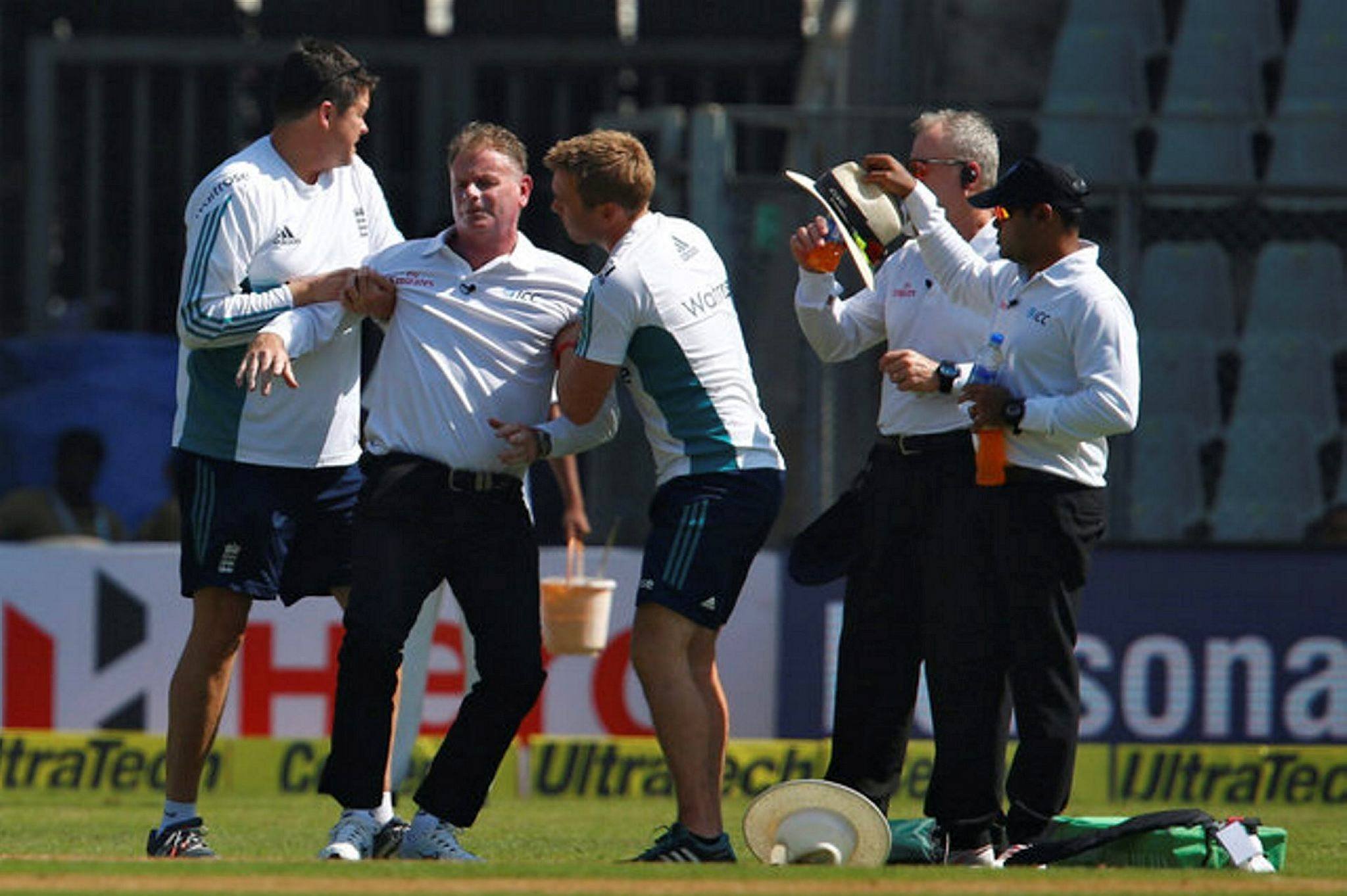Mumbai test Match, India vs England, Paul Refel, Bhuvneshwar Kumar, Injury, Head Injury, Umpire Paul Refel Injured, Paul Refel Head Injury, Wankhede Test Match, India vs England Test Series 2016, Fourth Test Match Between India and England