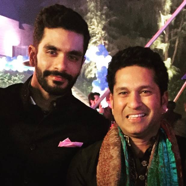 क्रिकेट के भगवान से मिलने पर एक्टर अंगद बेदी ने सेल्फी लेने का मौका हाथ से जाने नहीं दिया।