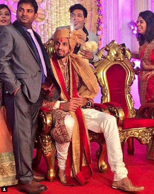 स्टेज पर अपनी दुल्हन प्रतिमा सिंह का इंतजार करते इशांत शर्मा।