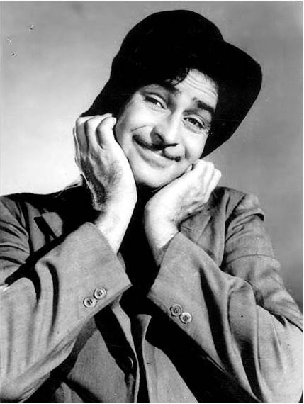 राज कपूर ने फिल्म इंडस्ट्री में अपने करियर की शुरुआत एक क्लैपर बॉय के तौर पर की थी। यह फिल्म किदार शर्मा डायरेक्ट कर रहे थे। शुरुआत भले ही कैमरे के पीछे से हुई थी। लेकिन अकसर शॉट से पहले और बाद में वह कैमरे के आगे पोज देने लगते थे।