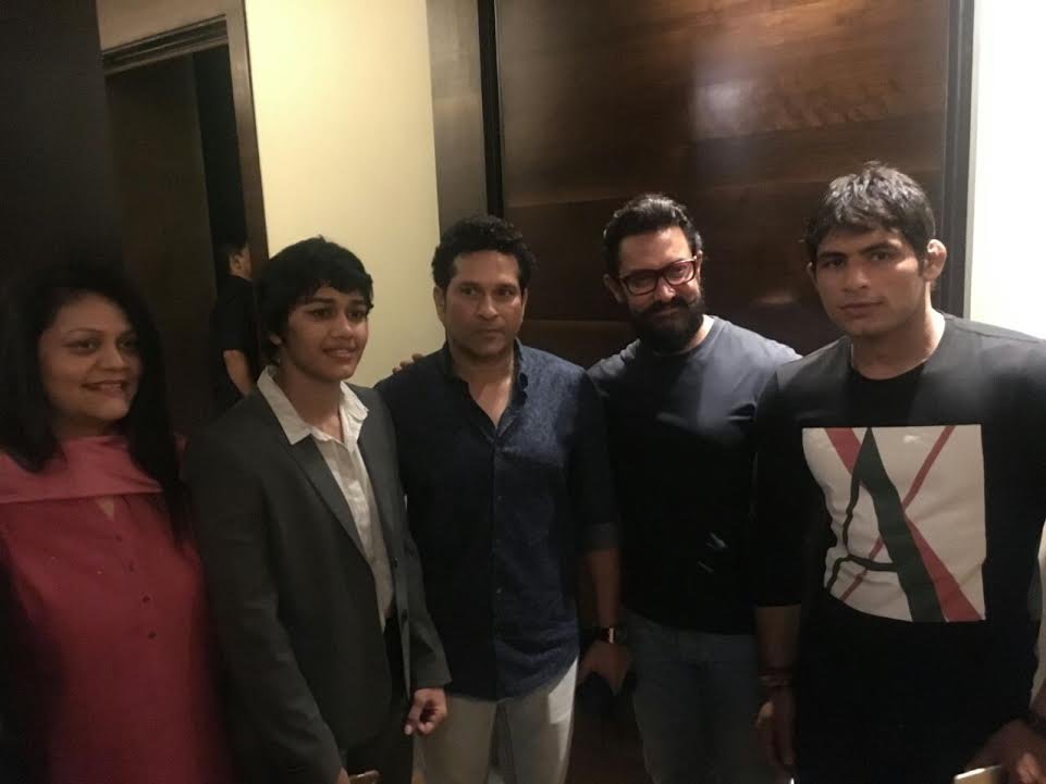 बॉलीवुड स्टार आमिर खान ने मगंलवार 20 दिसंबर को अपनी फिल्म दंगल की स्पेशल स्क्रीनिंग रखी थी।