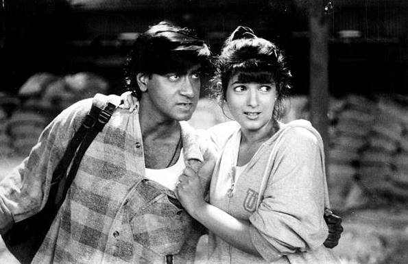 ट्विंकल खन्ना ने अपने करियर के दौरान करीब हर सुपरस्टार के साथ काम किया। लेकिन कम ही लोग जानते हैं कि उन्होंने करण जौहर की फिल्म कुछ कुछ होता है को रिजेक्ट कर दिया था। करण ने टीना का रोल उन्हीं को दिमाग में रखते हुए लिखा था। लेकिन ट्विंकल ने यह रोल रिजेक्ट कर दिया था।