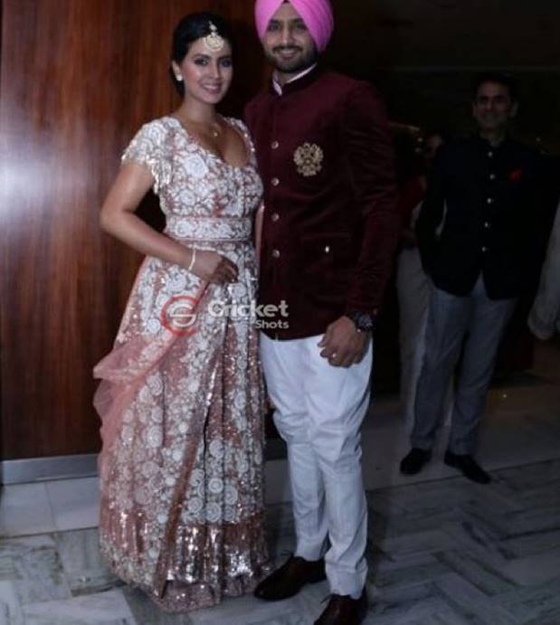 हरभजन सिंह भी गीता बसरा के साथ अपने खास दोस्त युवराज को बधाई देने पहुंचे थे।