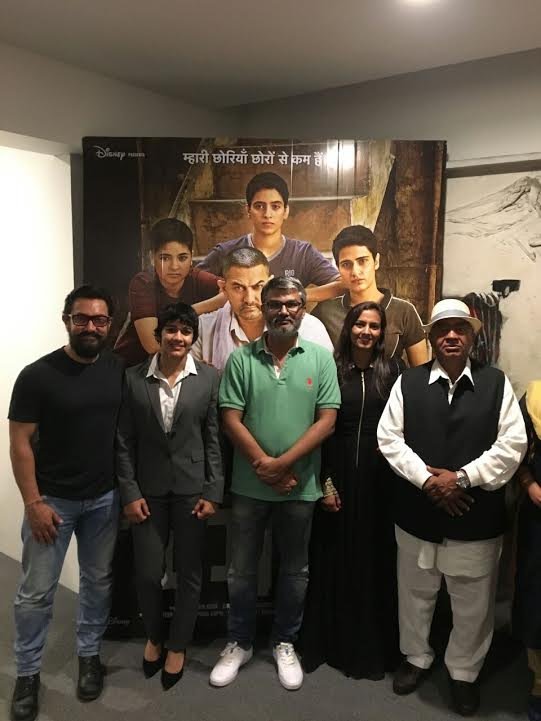 इस स्क्रीनिंग में बॉलीवुड से जुड़े सितारों के अलावा महावीर सिंह फोगट के परिवार के सदस्य भी पहुंचे थे।