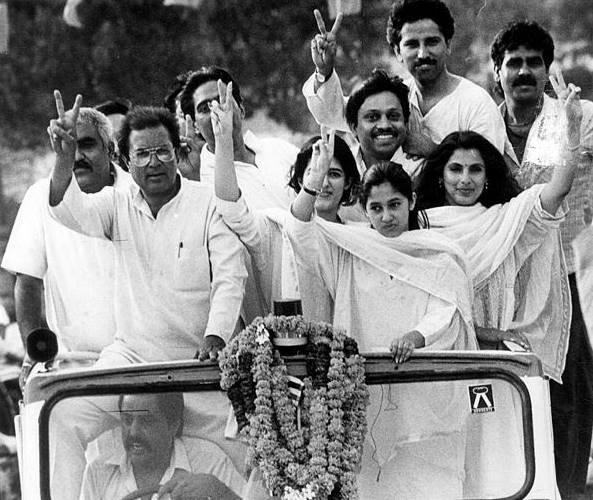 ट्विंकल खन्ना की सगाई दो बार हुई थी। जी हां ऐसा हुआ तो था लेकिन दोनों बार यह सगाई अक्षय से ही हुई थी। अक्षय से पहली सगाई टूटने के बाद वह काफी टूट गई थीं। लेकिन कुछ समय बाद ऐसे हालात बने कि दोनों कि सगाई हुई और साल 2001 में दोनों ने शादी कर ली।