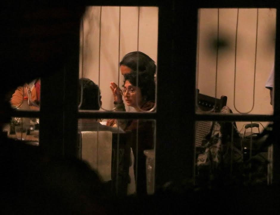 घरवालों के साथ बातचीत करतीं किरण राव।