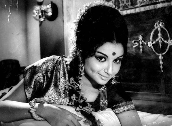 सत्यजीत रे की बंगाली फिल्म से एक्टिंग करियर की शुरुआत करने वाली शर्मिला टैगोर खुद को एक्सिडेंटल एक्ट्रेस बुलाती हैं। दरअसल वह कभी भी एक्ट्रेस नहीं बनना चाहती थीं। वह हमेशा से एक डांसर बनना चाहती थीं।