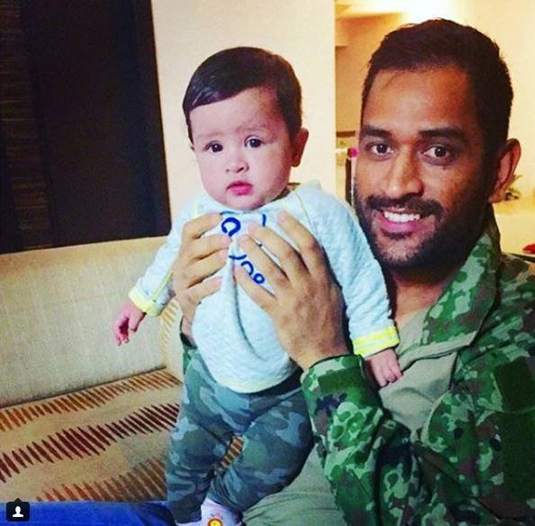 बेटी के साथ पोज करते महेंद्र सिंह धोनी