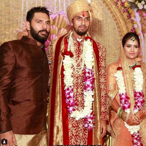 अपनी शादी की रस्में निभाने के बाद क्रिकेटर इशांत शर्मा की शादी में पहुंचे युवराज सिंह।