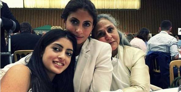 अपनी नानी जया बच्चन और मां श्वेता बच्चन नंदा के साथ नव्य नंदा।