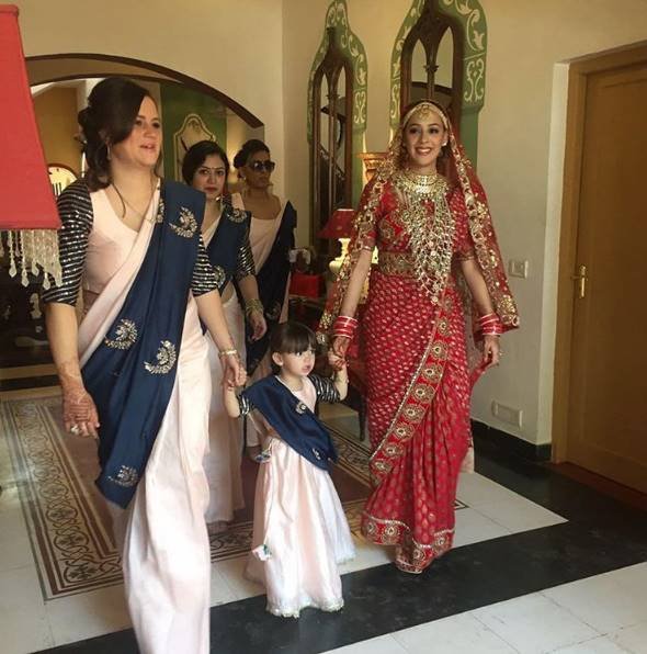 कुछ दिनों पहले हेजल ने शादी की कुछ बिहाइंड द सीन तस्वीरें शेयर कीं। दुल्हन हेजल को फेरों के लिए ले जाती ब्राइड मेड्स।