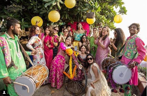 इस कपल की शादी को लेकर सभी दोस्तों में काफी क्रेज था। यहीं वजह थी कि सभी यहां मस्ती के मूड में दिखे।