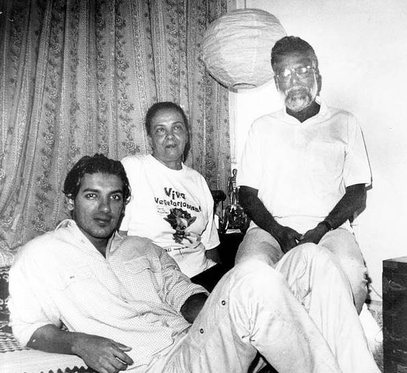 फिल्मों में भले ही आपने जॉन को पार्टी करते देखा होगा। लेकिन असल जिंदगी में जॉन पार्टी करना या लेट नाइट क्लब जाना पसंद नहीं करते। क्योंकि वह यंग जनरेशन को इस तरह नशे और ड्रग्स की गिरफ्त में देखना पसंद नहीं करते।