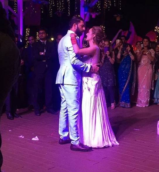 दिन में शादी के बाद एक ग्रांड रिसेप्शन रखा गया था। यहां न्यूली वेड कपल एक डांस परफॉर्मेंस भी दी।