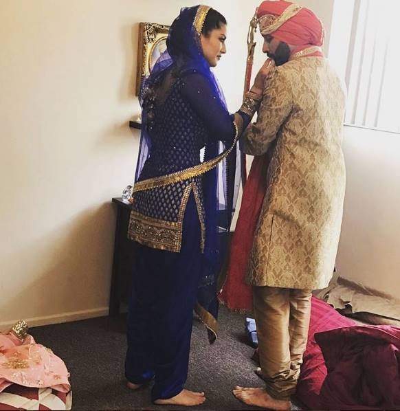 सनी लियोनी के भाई संदीप वोहरा ने अपनी गर्लफ्रेंड करिश्मा नायडु से शादी की। भाई की शादी के मौके पर सनी पंजाबी कुड़ी के लुक में नजर आईं।