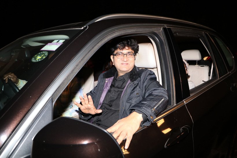 कवि और लेखक प्रसून जोशी भी आमिर और किरण राव को विश करने वहां पहुंचे थे।