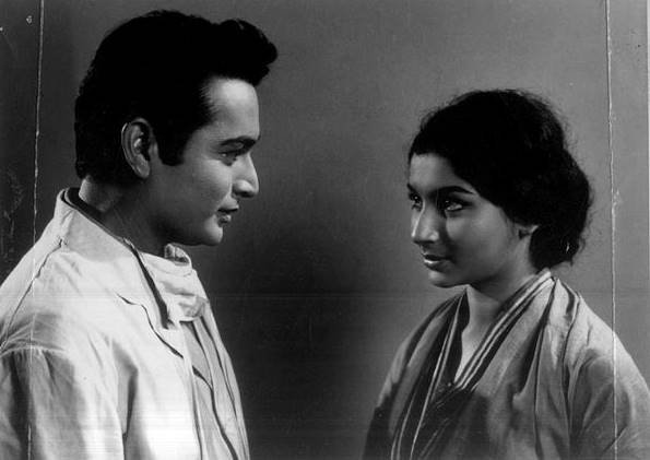 एन ईवनिंग इन पेरिस फिल्म में स्विम सूट वाला सीन करने के बाद शर्मिला पहली ऐसी एक्ट्रेस बन गई थीं जिसने स्विम सूट पहना था।