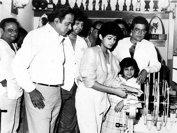 आपने एक्टिंग के पैशन के चलते लोगों को अपना प्रोफेशन छोड़ते सुना होगा। लेकिन ट्विंकल ने अपने पैशन के लिए एक्टिंग छोड़ी थी। फिल्मों में काम करते हुए आर्किटेक्ट की पार्ट टाइम जॉब ने उन्हें एहसास दिलाया कि वह इंटीरियर डेकोरेशन में इंटरेस्ट रखती हैं।